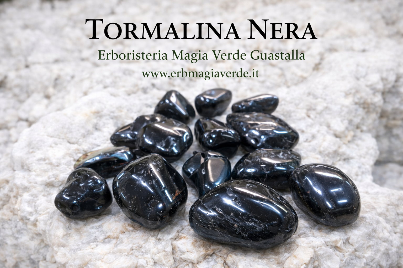 Tormalina nera burattata su roccia bianca, pietra di protezione energetica e radicamento utilizzata in cristalloterapia